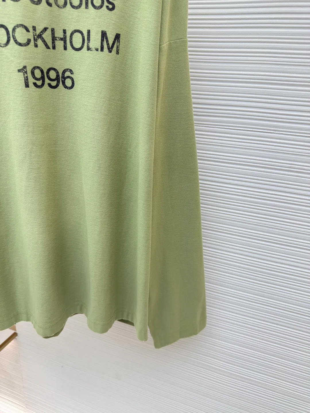 Acne Studios 1966 mud-dyed washed and distressed long sleeves ●Authentic product: purchased and developed for 2399 ●Item number: 1680623-A15 ●Fabric: super soft cotton fabric ●Technology: washed and distressed ●Version: loose fit ●Weight: about 420 grams ●Size: S-M-L-XL ●Description: Made of ultra-soft pure cotton fabric, garment-dyed, washed and distressed, the chest part has a dirty feel, and the lower part shows a gradient effect. The neckline is slightly frayed to better fit the overall tone. The overall line is straight and delicate, the fabric is comfortable and soft, and the color is consistent without color difference. It can be matched with the same style to create a fashionable look and control various occasions. Customized accessories, complete with three standards, the same style for men and women!